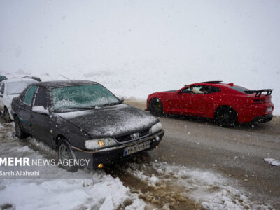 بارش سنگین برف در جاده‌های کوهستانی سمنان؛ محور دامغان-گلوگاه مسدود شد