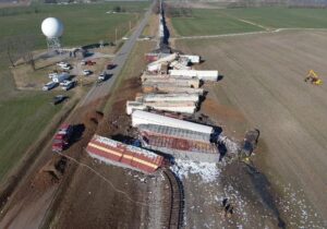 خروج قطار از ریل در کنتاکی آمریکا باعث آتش‌سوزی شیمیایی سمی شد