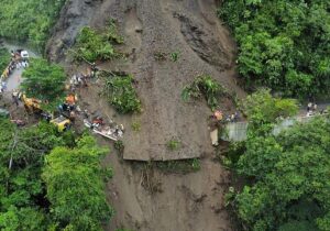 ببینید | ریزش بخشی از جاده در آچه در اندونزی!