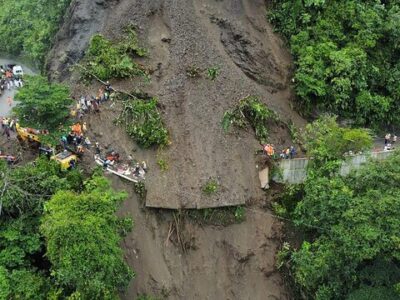 ببینید | ریزش بخشی از جاده در آچه در اندونزی!