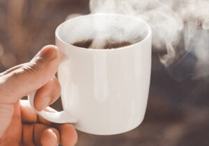 قهوه یا چای؛ کدام برای سلامت استخوان‌ها پس از یائسگی بهتر است؟