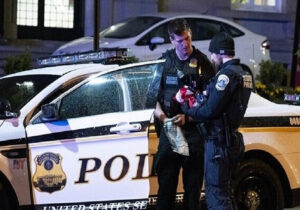 ببینید |  بازداشت وحشیانه یک زن آمریکایی توسط مامورین مهاجرت