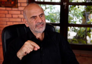 فرشاد مومنی، اقتصاددان در بیمارستان بستری شد