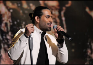 ببینید | حمله یک هوادار به خواننده ایرانی حین اجرای کنسرت