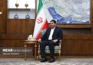 ماجرای خبر توهین به رئیسی در جلسه‌ای با حضور پزشکیان چیست؟/ مخبر انتقاد کرد