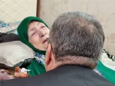 ببینید | اهدای نشان مادری به مادر شهید رئیسی در اجتماع ۱۰ هزار نفری مشهدی‌ها 