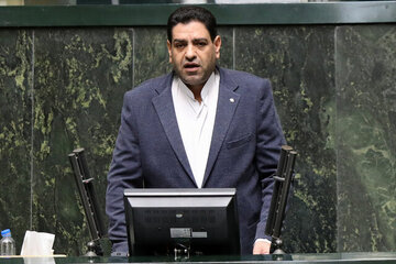 انتقاد نماینده مجلس از تقطیع سخنان پزشکیان؛ چرا فضای کشور را علیه دولت نشان می‌دهید؟