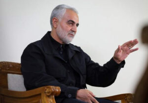 ببینید | انتشار نخستین تصویر شهید حاج قاسم سلیمانی در کنار مادرشان