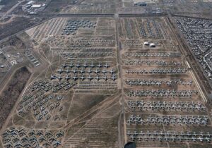 بمب‌افکن‌ها و جنگنده‌های آمریکایی یکجا جمع شده‌اند / صف کشیدن چهار هزار هواپیما در صحرا