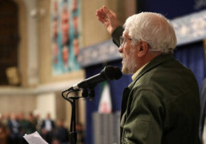 وقتی صادق آهنگران برای هدیه روز زن طلای همسرش را فروخت!