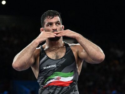 ببینید | حسن یزدانی با دوبنده استقلال جویبار روی تشک میرود