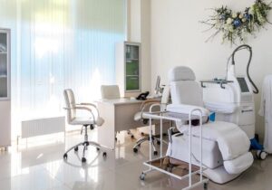 تبلیغ کلینیک زیبایی متخلف توسط یک نماینده مجلس / توضیح بازپرس دادسرای جرایم پزشکی تهران درباره دروغ ایمپلنت یک ساعته!