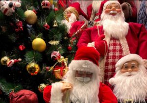 ببینید | تزئین و چراغانی درخت کریسمس در مسکو