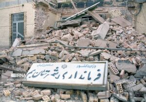 زلزله بم، دو دهه بعد: ۳۰درصد جمعیت ایران در بناهای ناایمن زندگی می‌کنند/ هشدار استاد زلزله‌شناسی: انبوه‌سازی ارزان ریسک تازه شهرهای ایران
