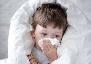 توصیههای یک متخصص: احتمال افزایش مرگومیرها بر اثر آنفلوآنزا/ گروههای پرخطر با علائم کم هم به پزشک مراجعه کنند/ خودسرانه آنتیبیوتیک مصرف نکنید