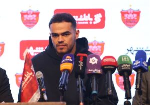 ببینید | حضور همسر اورونوف در ورزشگاه دستگردی