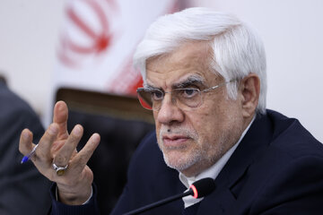 عذرخواهی عارف از معلمان و اساتید/ به دلیل مشکلات از جمله تحریم‌ها، حکومت نتوانسته وظیفه خود را در قبال معلم و استاد به خوبی ایفا کند