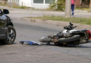 ببینید | تصادف شدید موتورسوار در اثر رد کردن چراغ قرمز در اصفهان