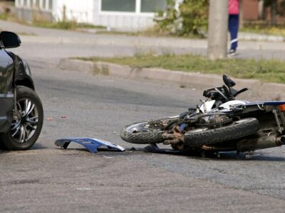 ببینید | تصادف شدید موتورسوار در اثر رد کردن چراغ قرمز در اصفهان