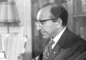 علم: شاه گفت برای آمدن باران دعا کنید