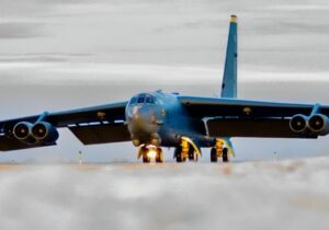 ببینید | قدرتنمایی بمبافکنهای B-52 آمریکایی کنار جنگندههای ژاپنی