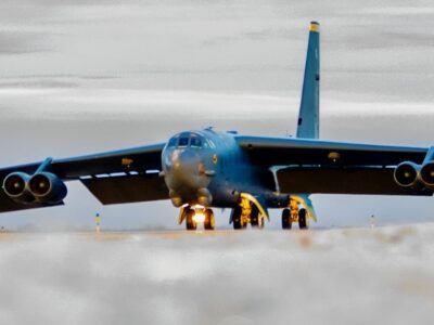 ببینید | قدرتنمایی بمبافکنهای B-52 آمریکایی کنار جنگندههای ژاپنی