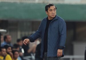 حمله به الفاظ رکیک خدادادعزیزی در برنامه تلویزیونی/ او همان حرفهایی را که کنار زمین حواله دیگران می کند روی آنتن برای خانواده ها زد