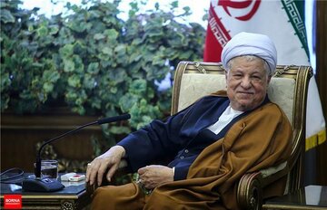 خاطرات هاشمی: ، کارگرمان از نوق‌ آمد، گفت، امسال از مجموعه اشجار پسته حدود ۳۰ تُن محصول به ‌دست ‌آمده