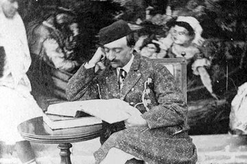 خاطرات ناصرالدین‌شاه: توی کالسکه کتاب «گلستان و بوستان» شیخ را می‌خواندم