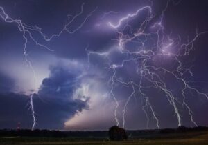 صاعقه‌زدگی در یاسوج حادثه‌ساز شد