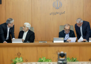 روزنامه اصولگرا: واقعا پزشکیان به این نتیجه نرسیده که برخی وزرا باید تغییر کنند؟/ بهتر است او نگذارد کار به استیضاح بکشد