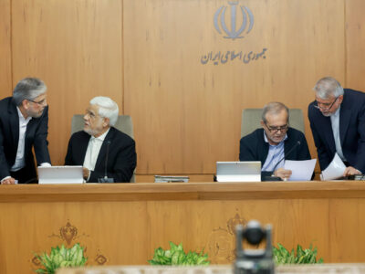 روزنامه اصولگرا: واقعا پزشکیان به این نتیجه نرسیده که برخی وزرا باید تغییر کنند؟/ بهتر است او نگذارد کار به استیضاح بکشد