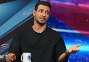 ببینید |  تکرار کنایه‌آمیز خوشحالی کاظمیان، توسط خلیل زاده و بیرانوند در پایان مسابقه