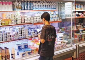 سرانه مصرف لبنیات در ایران در یک دهه ۸۰ کیلو کاهش داشته است