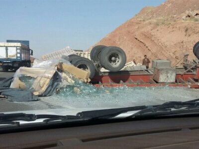 ببینید | لحظه هولناک قیچی کردن تریلی در هوای بارانی مشهد