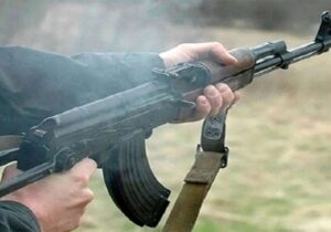 ببینید | ویدیو وایرال شده از درگیری مسلحانه بین داماد و پدرزن و برادرزن!