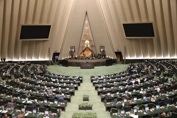 نماینده مجلس: شنیده ها حاکی است که دولت قصد دارد نرخ ارز ترجیحی را به بالای ۴۰ هزار تومان ببرد/ ما چوب لای چرخ دولت نمی گذاریم