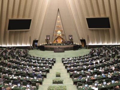 نماینده مجلس: شنیده ها حاکی است که دولت قصد دارد نرخ ارز ترجیحی را به بالای ۴۰ هزار تومان ببرد/ ما چوب لای چرخ دولت نمی گذاریم
