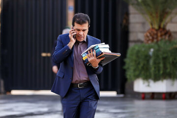 خطوط تلفن همراه اعضای دولت چگونه بدون فیلتر شدند؟