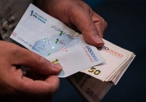 ببینید | اقدام جالب روزنامه‌نگار نزدیک به فردوسی‌پور برای نشان دادن کاهش شوکه‌کننده ارزش پول ایران مقابل دوربین!