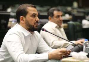 سخنگوی کمیسیون تلفیق لایحه بودجه: دغدغه نمایندگان این است که تصمیمات خلقالساعه و ضربتی گرفته نشود/ مجلس تلاش می کند دولت را هدایت کند