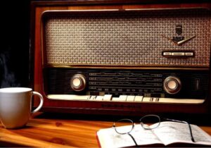 عطر یاس در هوای صدا/ رادیوها با دهها برنامه آیینی به استقبال روز مادر رفتند