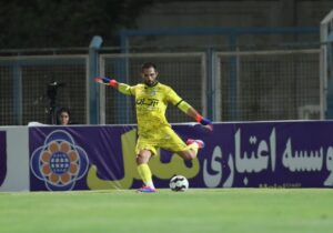 دستیار اوسمار پیراهن یک استقلالی را به یادگار برد!