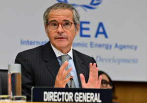 گروسی: با همه طرفها درباره ایران گفتوگو میکنم/ با ترامپ در کاخ سفید دیدار میکنم/ ۴۰۰ کیلوگرم اورانیوم غنی شده همچنان وجود دارد