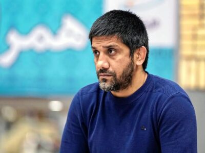 عکس| تابلو عجیب در اتاق علیرضا دبیر در فدراسیون کشتی/ کلاژ آقاتختی با لٌنگ قرمز!