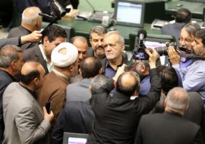 افشای نقشه تندروها علیه دولت توسط اصولگرایان/ نظامیان پشت دولت درآمدند