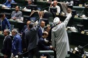 حمله تند روزنامه اصولگرا به مجلس: در جلسه سه شنبه با هر فریاد نمایندگان، دلار بالاتر رفت/ آن جلسه فقط هوچی گری بود