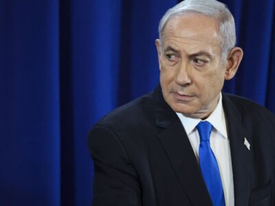 ببینید | موتورسوار در کراچی در حال کشیدن ماکت بنیامین نتانیاهو