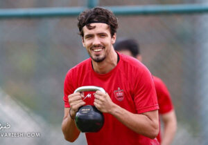 عکس| باکیچ روی دست آقا کریم!