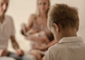 پدر و مادرهای سلطهجو و نسل آلفا؛ مرز باریک میان تربیت و نقض حقوق کودک/ چرا زمان بازتعریف مفهوم والدگری در ایران فرا رسیده است؟